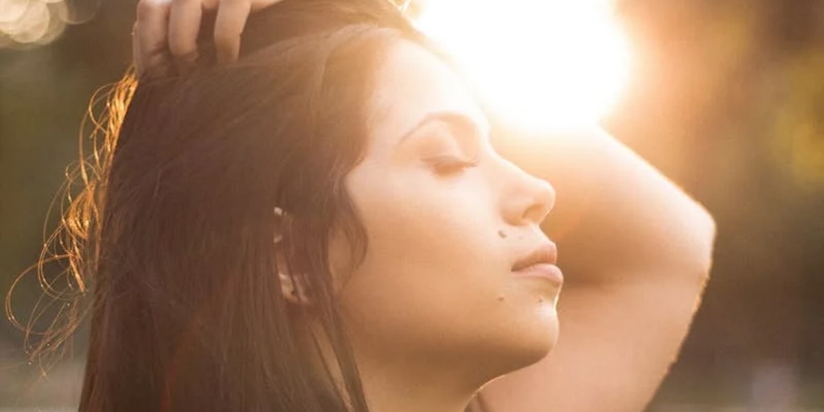 Ragazza che pratica il Respiro Originario al tramonto. L'importanza del Respiro Originario per la Salute