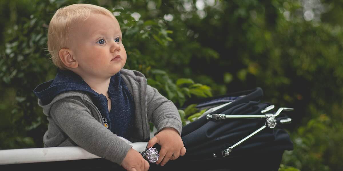 Bambino che pratica il Respiro Originario all'aperto, benessere e crescita emotiva