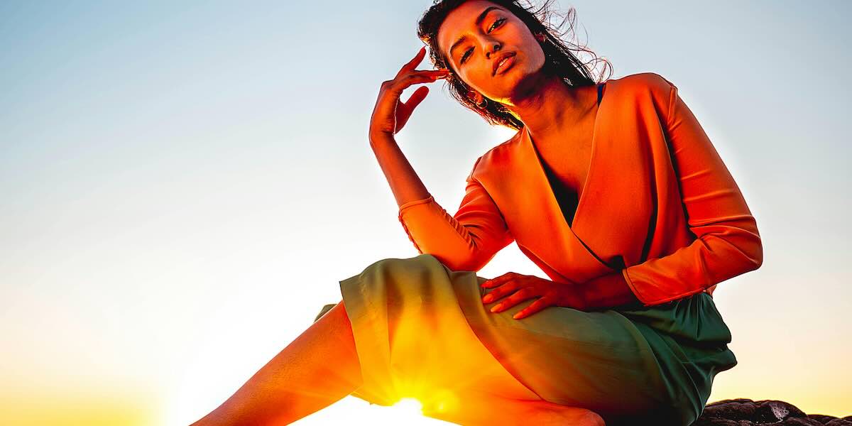 Respiro Originario Strumento di Crescita Personale Donna che pratica il Respiro Originario al tramonto, benefici per la crescita personale