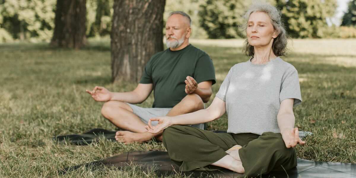 Respiro Originario e Meditazione Coppia che pratica il Respiro Originario e la meditazione all'aperto, benessere mentale e fisico